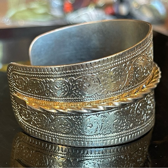 Gold Tone Embossed Cuff Bracelet Costume Women’s Jewelry - Picture 5 of 8